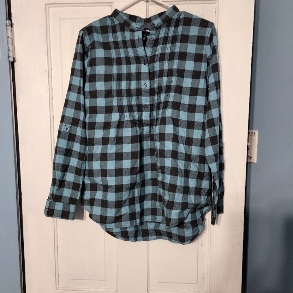 Size 12P lands end button up long sleeve shirt with buttons on cuffs.